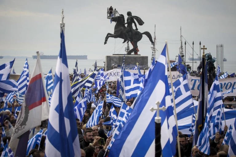 «Μακεδόνες ψηλά το κεφάλι»! Υψώθηκε η αστερόεσσα στη Θεσσαλονίκη, τραγουδούν τον ύμνο των ΗΠΑ – «Φρούριο» η συμπρωτεύουσα (εικόνες,βίντεο)